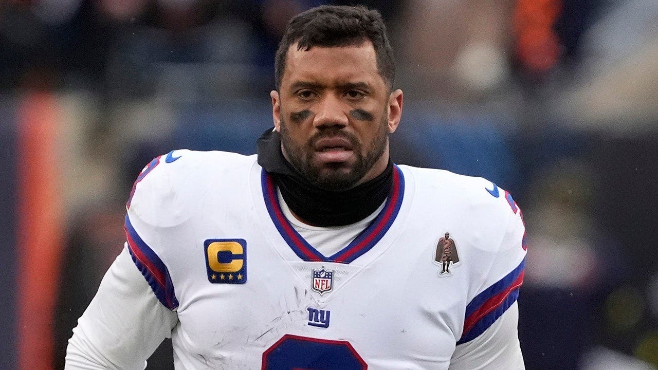 Super Bowl champ Russell Wilson takes swing for Savannah Bananas