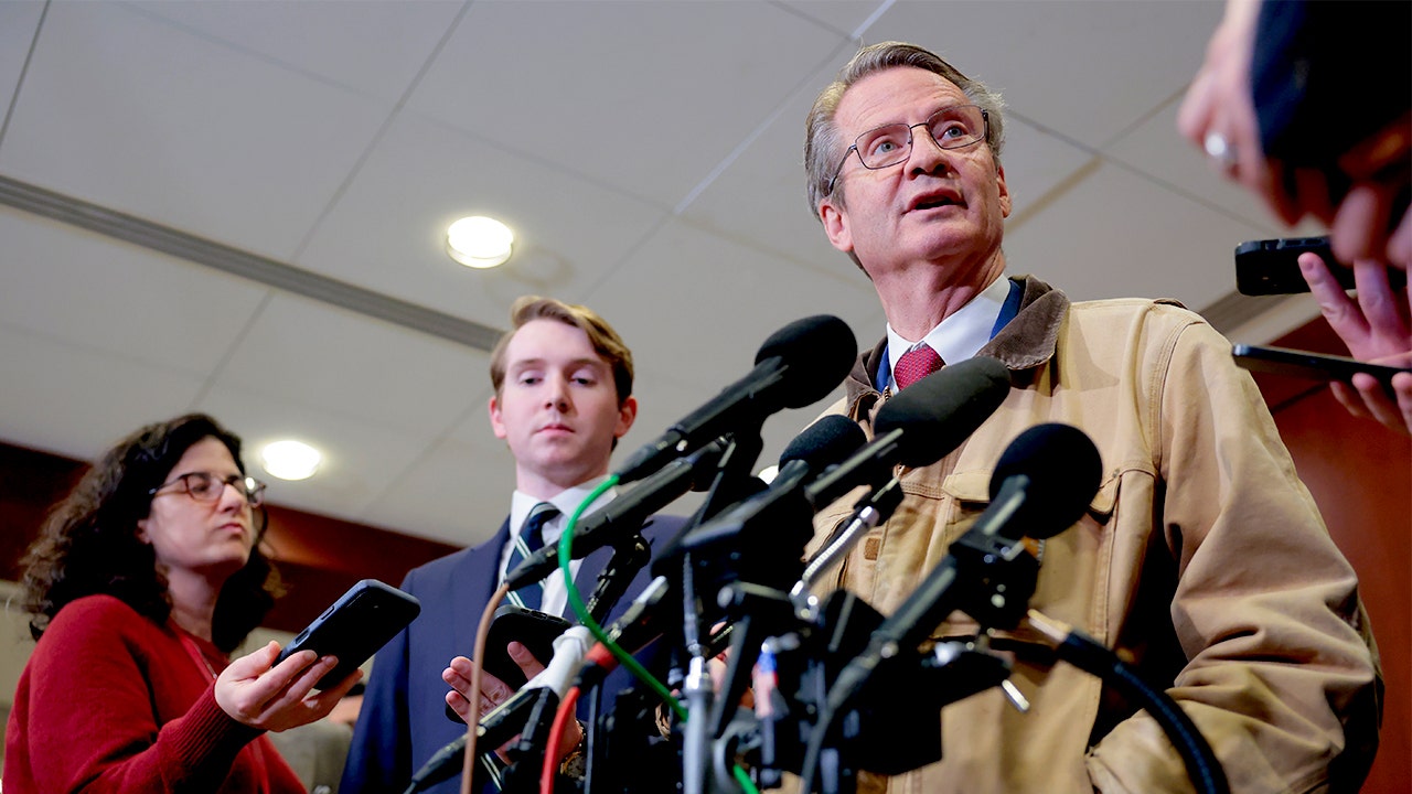 يقول النائب تيم بورشيت إن “الحكومة لا تخبرنا بكل شيء” عن الأجسام الطائرة المجهولة