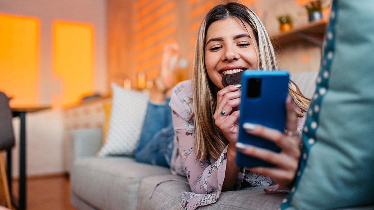 Watching videos of burgers and cake could help dieters resist cravings, study suggests