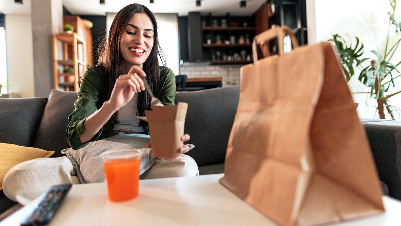 عروض وخصومات المطاعم في يوم الضرائب 2025 لتوفير المال على الطعام