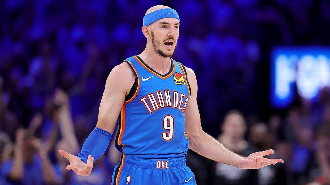 Thunder star Alex Caruso shoves camera out of huddle during double overtime loss to Spurs