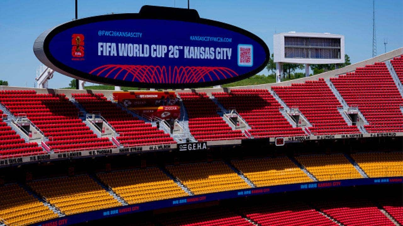 يبدو ملعب أروهيد غير قابل للتمييز بينما يستعد الملعب لاستضافة مباريات كأس العالم لكرة القدم
