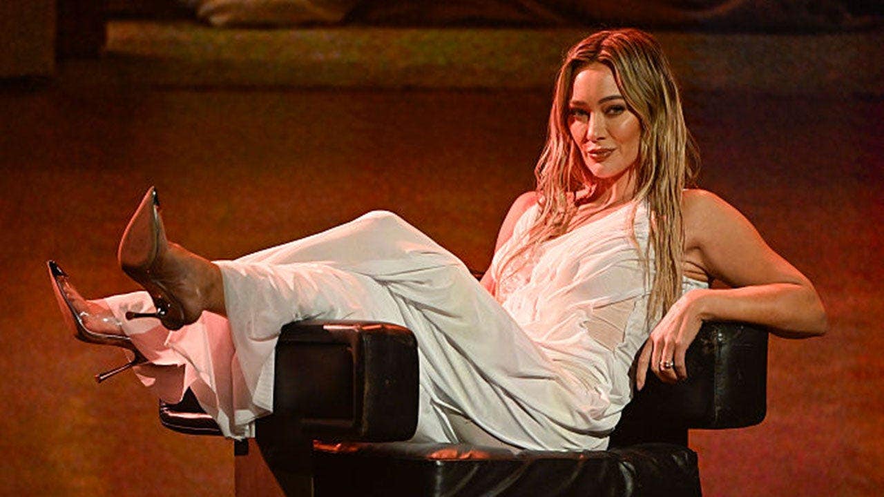 Hilary Duff maakt haar coverdebuut voor SI Swim, Carrie Underwood rockt met Mötley Crüe en verdedigende Banana-ball