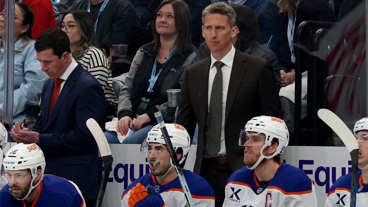 يتخذ المدرب الرئيسي لشركة Oilers Axe كريس كنوبلاوش الخطوة الأولى ليُظهر لكونور ماكديفيد أنهم يعرفون الأعمال