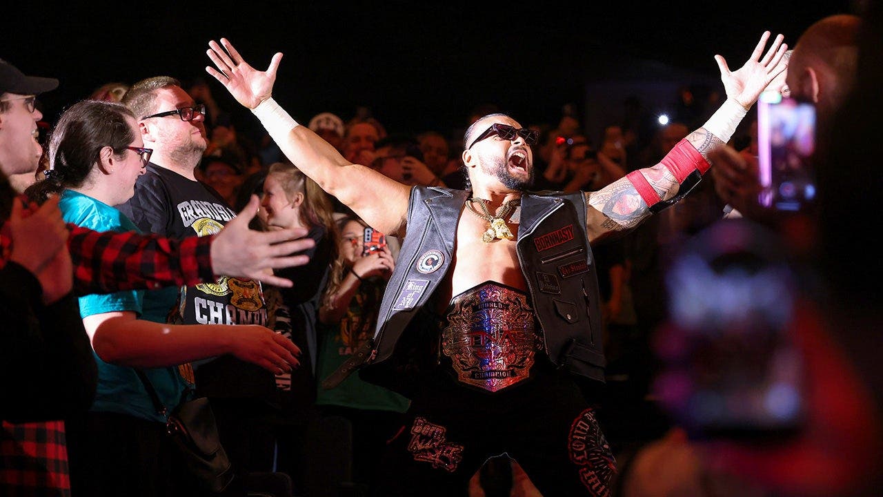 Mike Santana retains TNA world title over Steve Maclin on ‘Impact’ main event Mike Santana retains TNA world title over Steve Maclin on ‘Impact’ main event