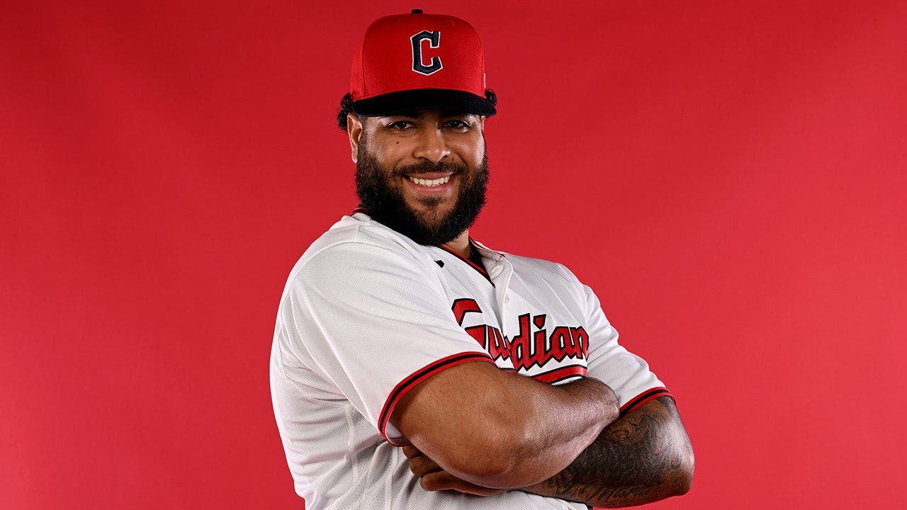 يلقي لاعب الدوري الصغير احتفالًا بريًا في NSFW بعد اصطياد محرك الخط الناعم