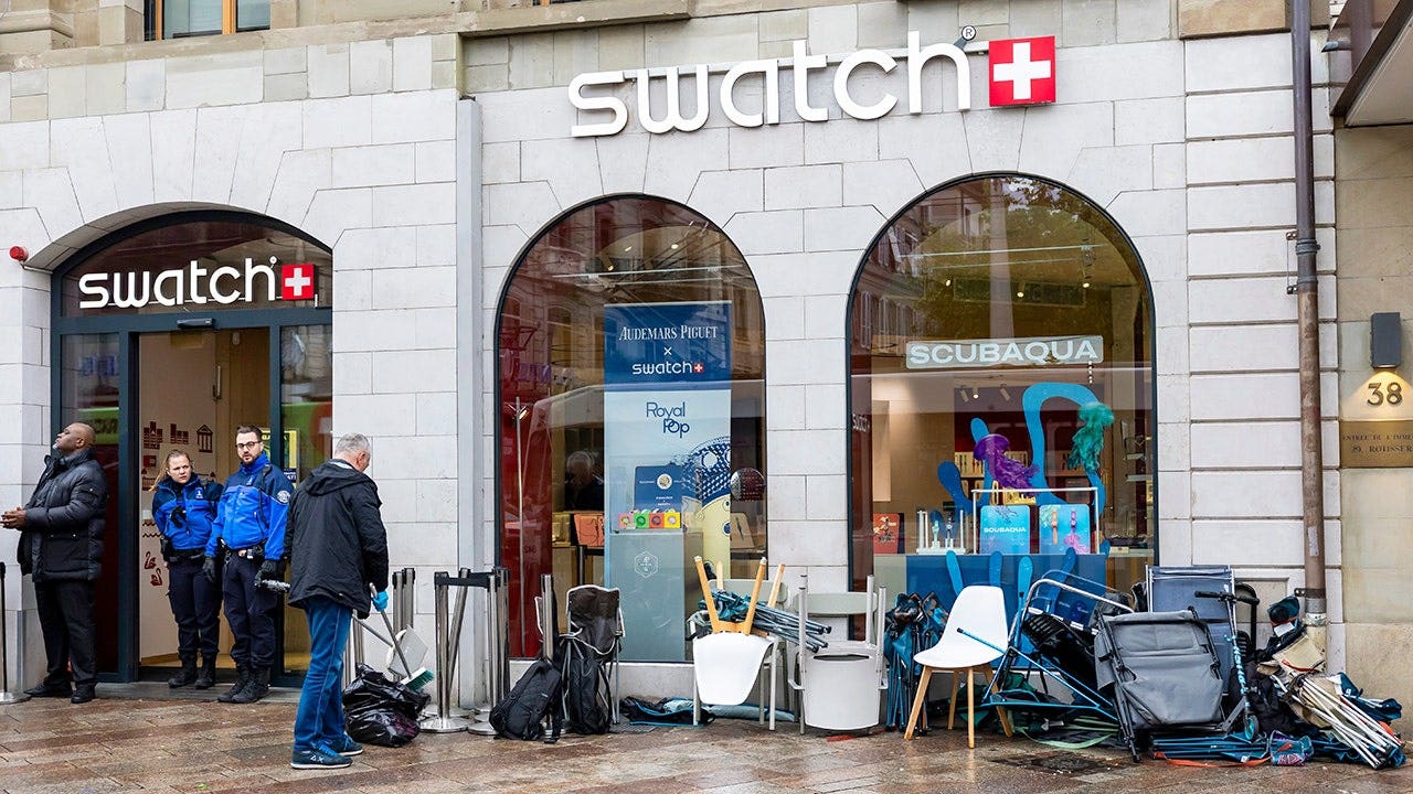 إطلاق Audemars Piguet x Swatch ‘Royal Pop’ يثير مشاهد الغوغاء ورذاذ الفلفل والاعتقالات في مراكز التسوق
