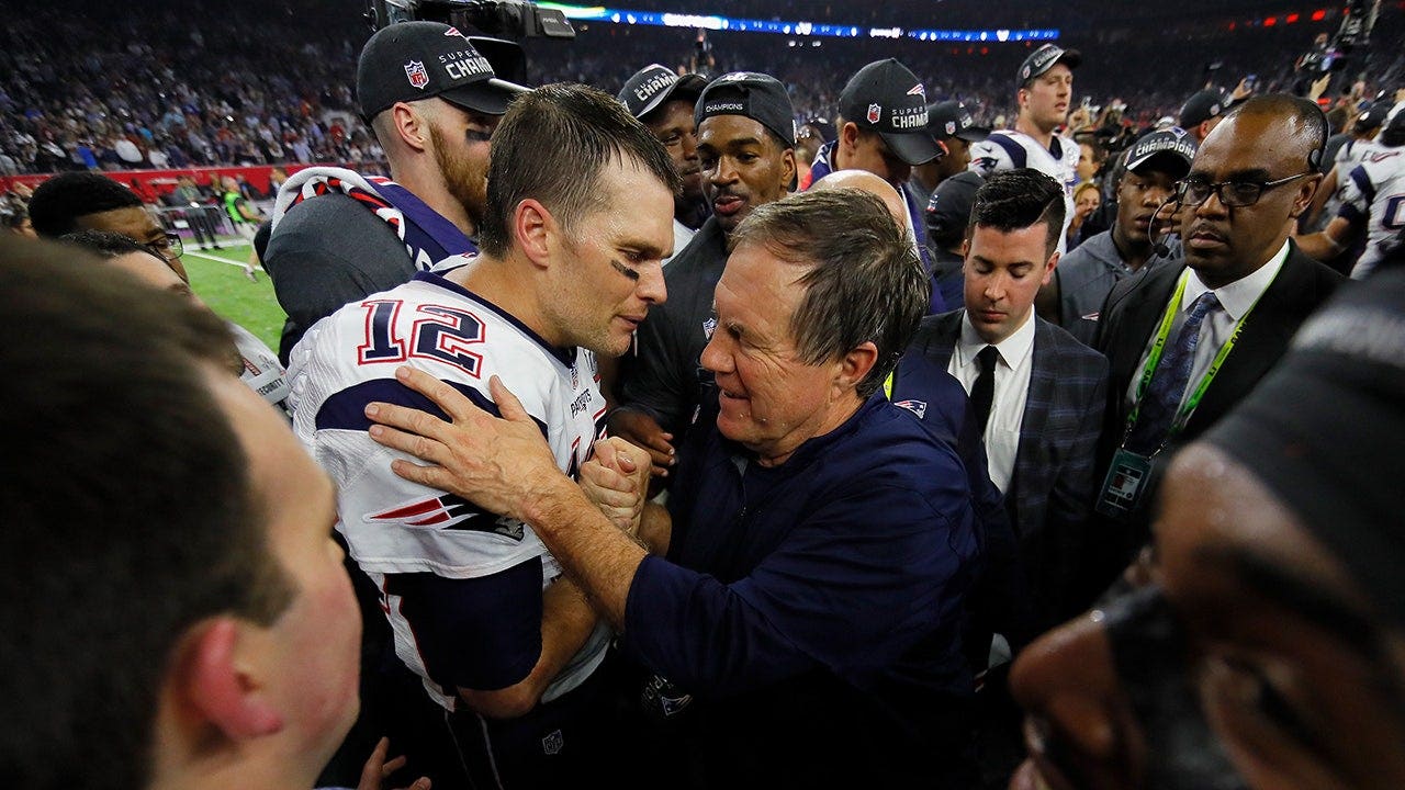 Tom Brady cracks jokes about 'cranky' Bill Belichick, Jets, Eli Manning in motivational commencement speech