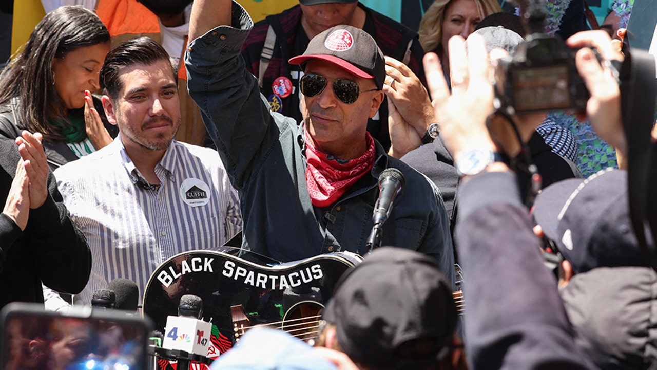 يواجه توم موريلو رد فعل عنيفًا من المحافظين بعد الأداء المناهض لمدينة نيويورك
