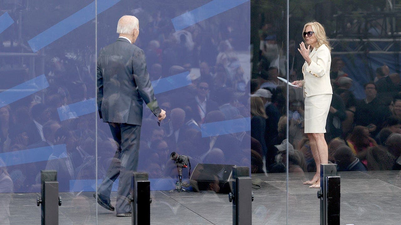 Biden sparks awkward moment drifting back to stage at Obama library Biden sparks awkward moment drifting back to stage at Obama library