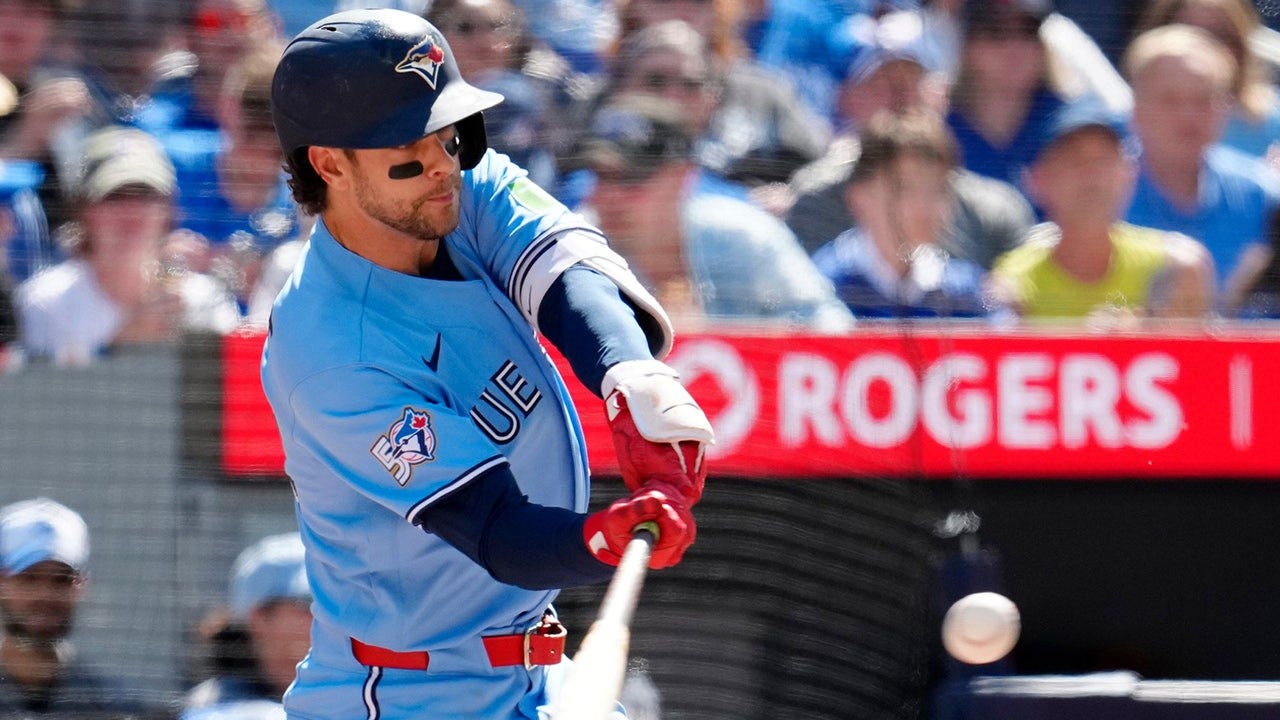 Blue Jays rally while Orioles’ double-play attempt negated as umps rule infielder failed to try to tag runner Blue Jays rally while Orioles’ double-play attempt negated as umps rule infielder failed to try to tag runner
