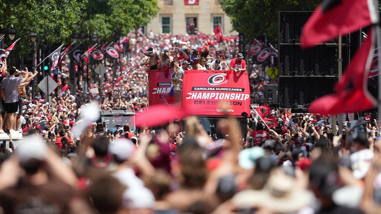 Carolina Hurricanes hit the streets, coach Rod Brind’Amour goes tarps off at Stanley Cup parade Carolina Hurricanes hit the streets, coach Rod Brind’Amour goes tarps off at Stanley Cup parade