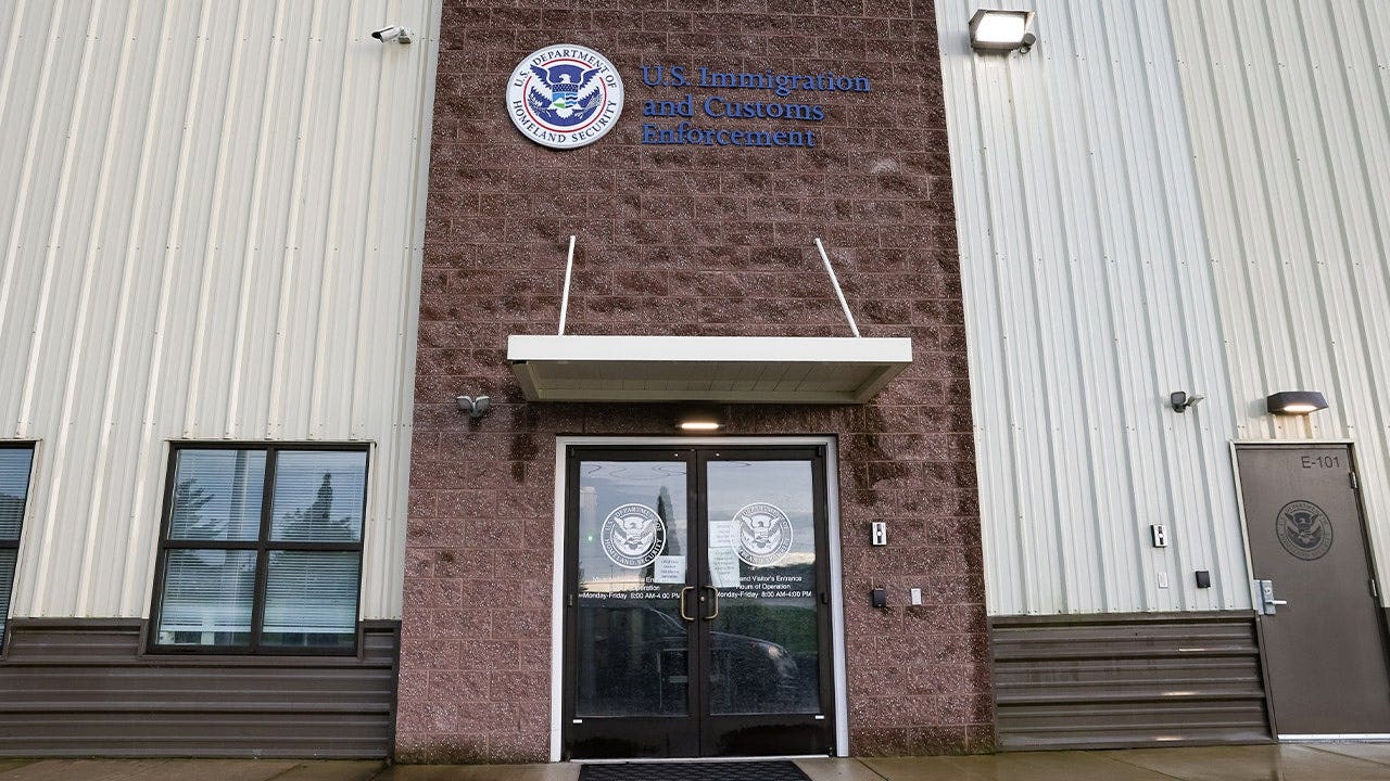 Live explosive device found near Homeland Security office in Cleveland, forcing mass evacuations Live explosive device found near Homeland Security office in Cleveland, forcing mass evacuations