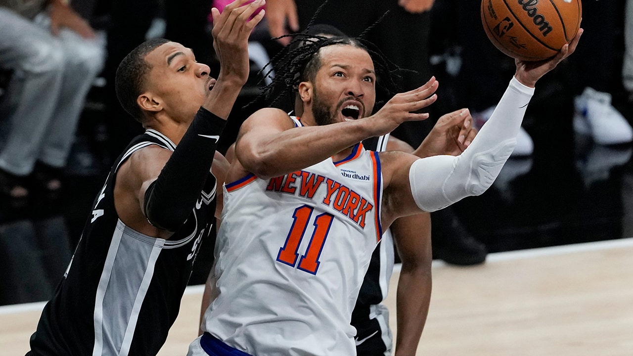 Knicks star Jalen Brunson has injury scare in Game 1 of NBA Finals