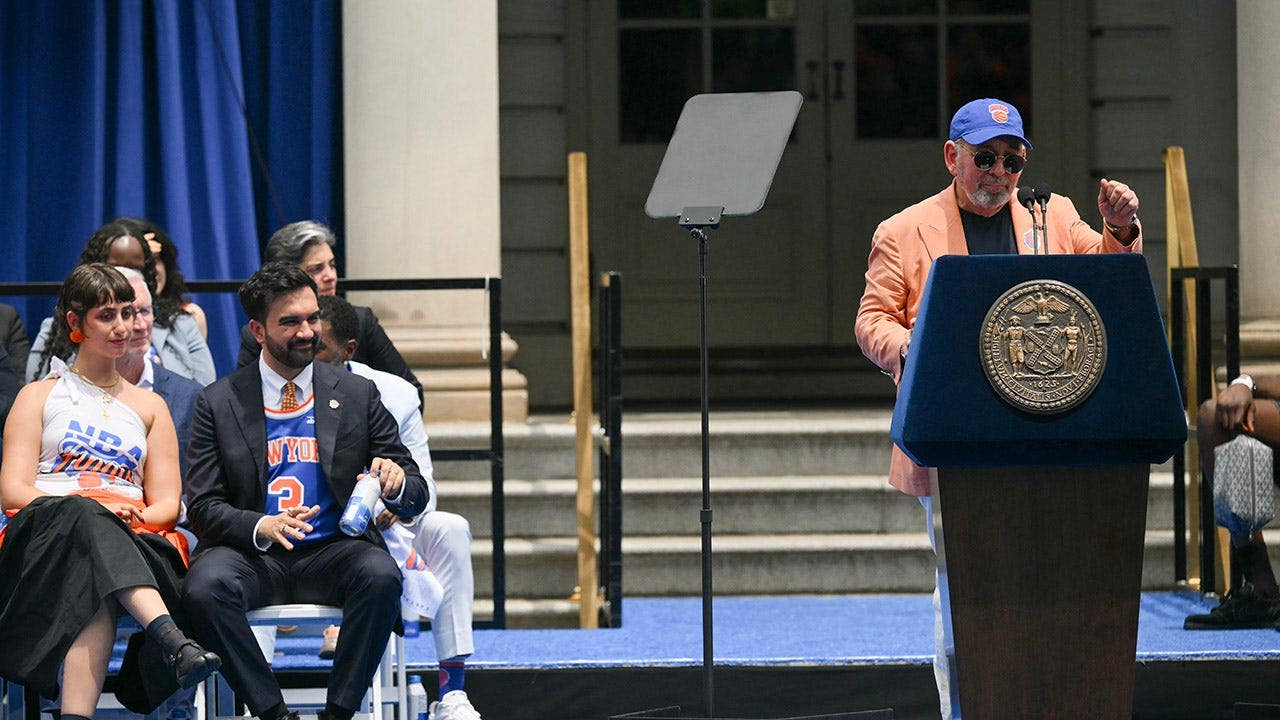 Knicks owner appears to take swipe at Mamdani at NBA championship celebration, stiffs photo op with him Knicks owner appears to take swipe at Mamdani at NBA championship celebration, stiffs photo op with him