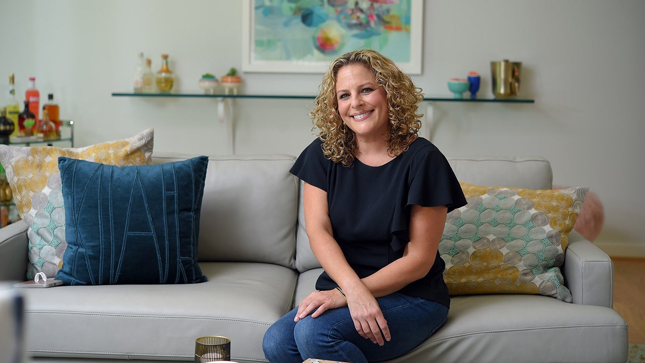 Popular mommy blogger dies at 48 two years after devastating cancer diagnosis Popular mommy blogger dies at 48 two years after devastating cancer diagnosis