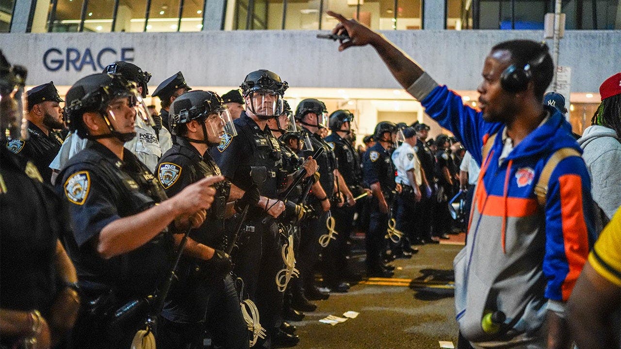 Knicks watch party turns ugly as massive brawls break out, pepper spray gets deployed by cops in Manhattan Knicks watch party turns ugly as massive brawls break out, pepper spray gets deployed by cops in Manhattan