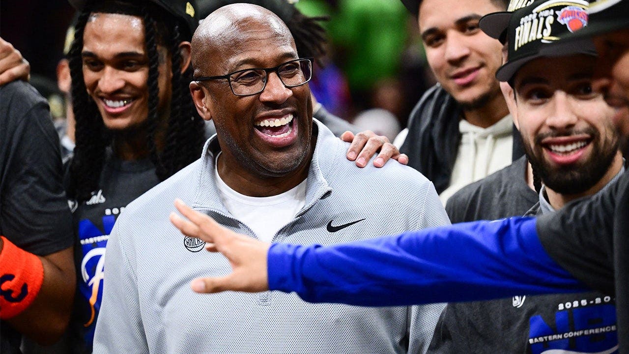 Mike Brown sports ’10 Weeks’ shirt for Knicks’ championship parade after James Dolan’s abstinence joke Mike Brown sports ’10 Weeks’ shirt for Knicks’ championship parade after James Dolan’s abstinence joke