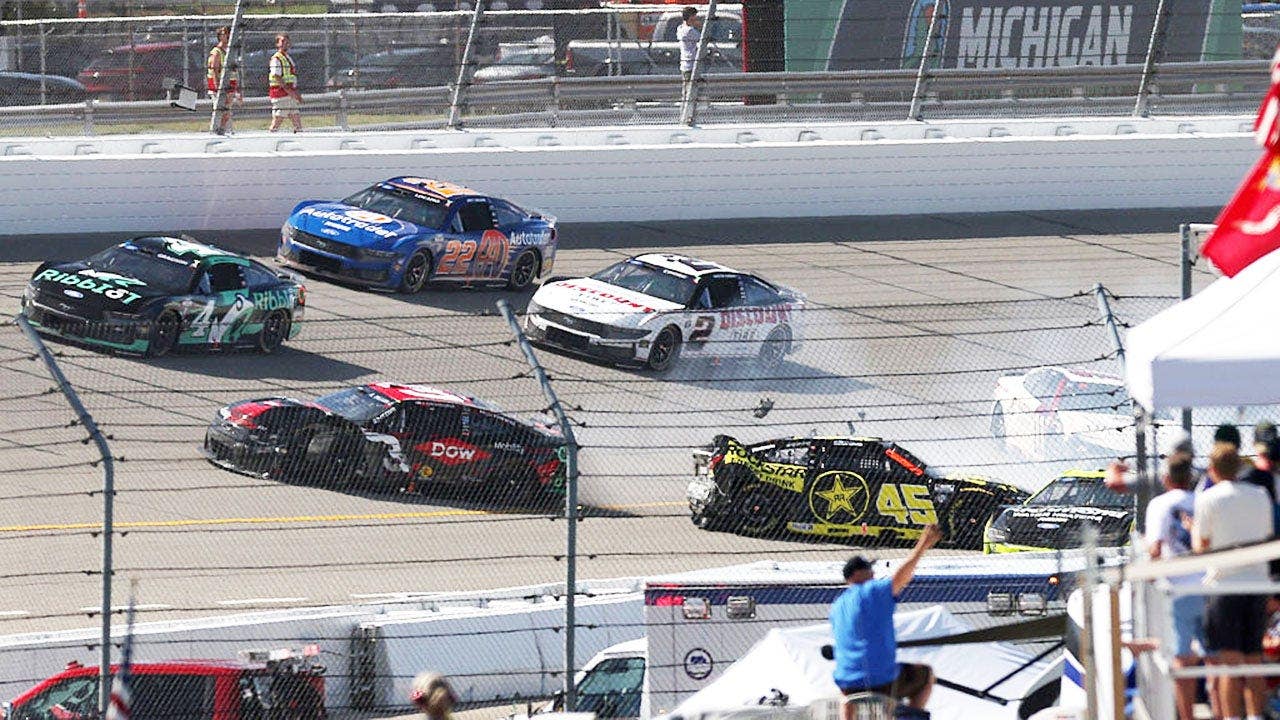 NASCAR’s scariest wreck in years rocks garage, Earnhardt saves another one & Bubba Wallace lectures young star NASCAR’s scariest wreck in years rocks garage, Earnhardt saves another one & Bubba Wallace lectures young star