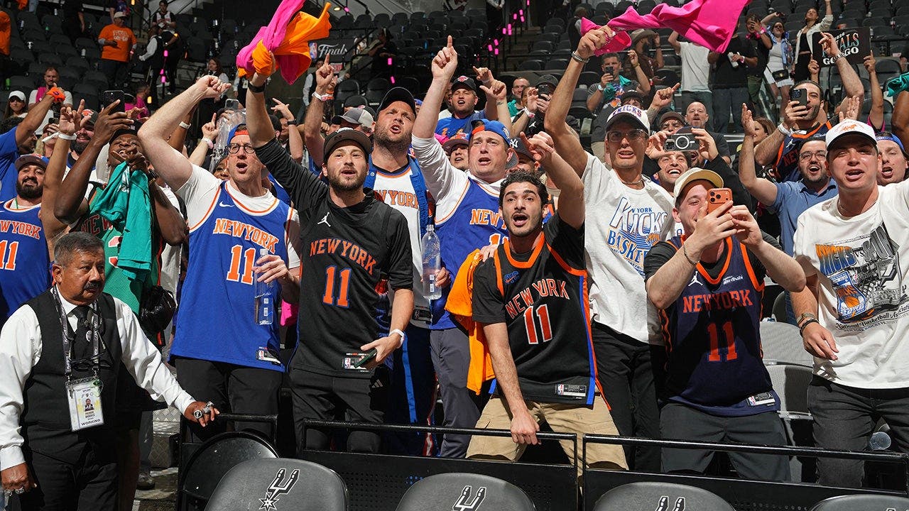 NYPD sends 10,000 officers to Knicks tape parade in Manhattan NYPD sends 10,000 officers to Knicks tape parade in Manhattan
