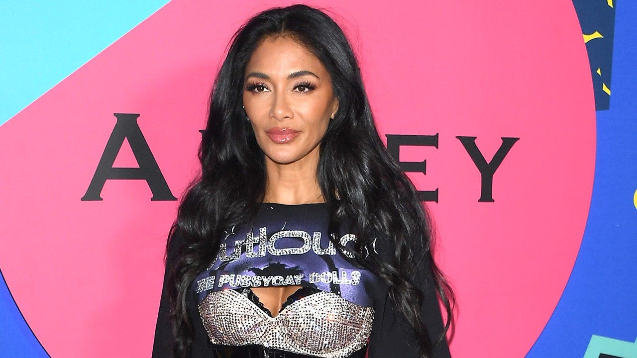 妮可·斯徹金格 (Nicole Scherzinger) 在生日海灘照片中炫耀比基尼身材
