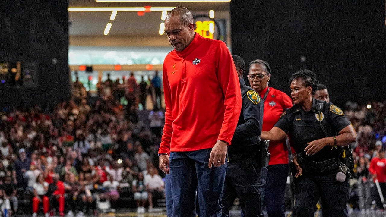 Mystics coach escorted off court by police after ejection over call