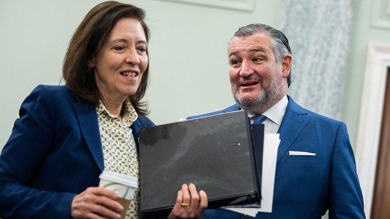Clock is ticking as Senators Ted Cruz, Maria Cantwell push for SEC, Big Ten buy-In on college sports bill