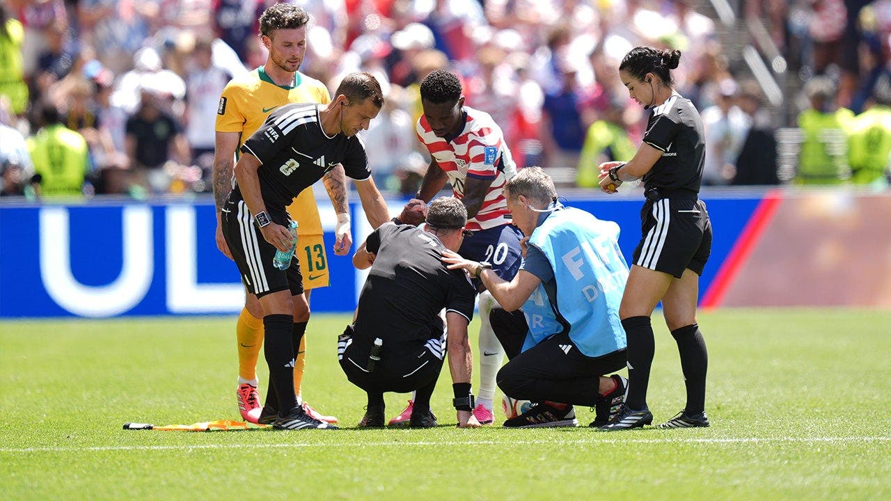 Folarin Balogun coaches referee through stretches after official cramps up during USA vs Australia match Folarin Balogun coaches referee through stretches after official cramps up during USA vs Australia match