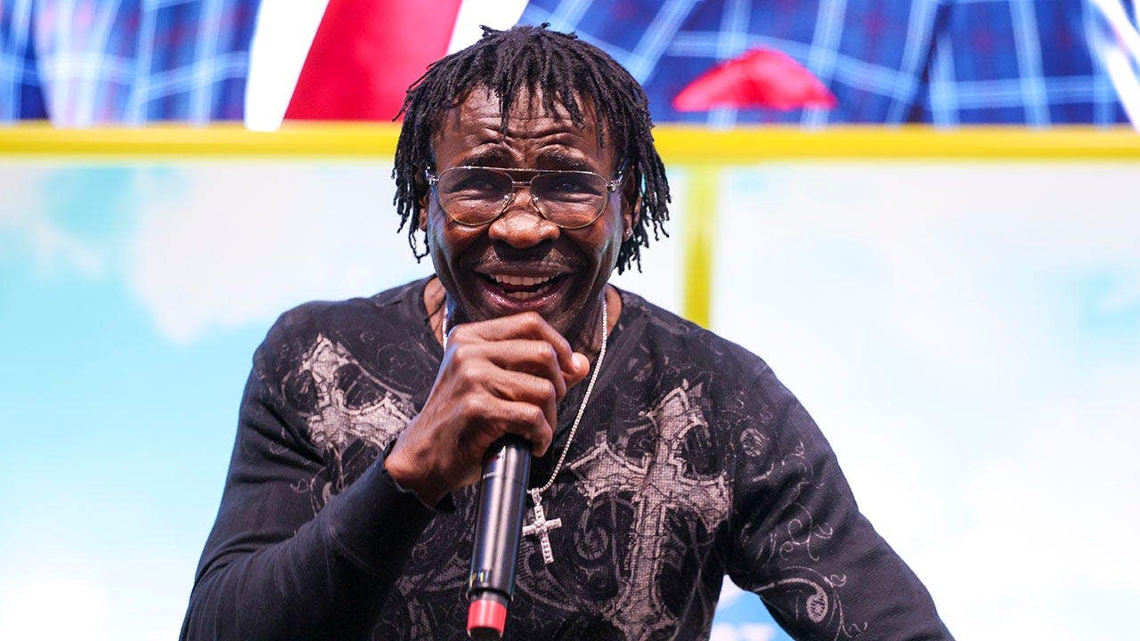 Cowboys legend Michael Irvin wins over booing Eagles fans at Philly bar ahead of Home Run Derby