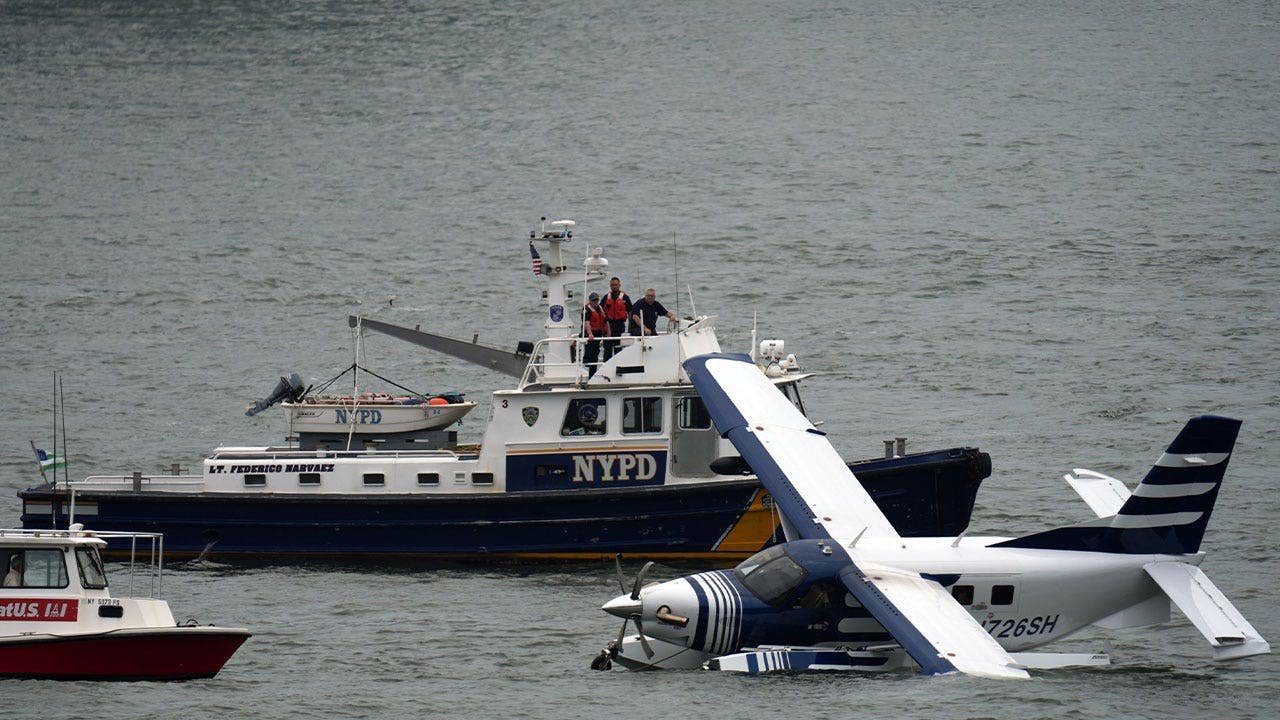 Pilot declares mayday before seaplane comes down in New York City’s East River Pilot declares mayday before seaplane comes down in New York City’s East River
