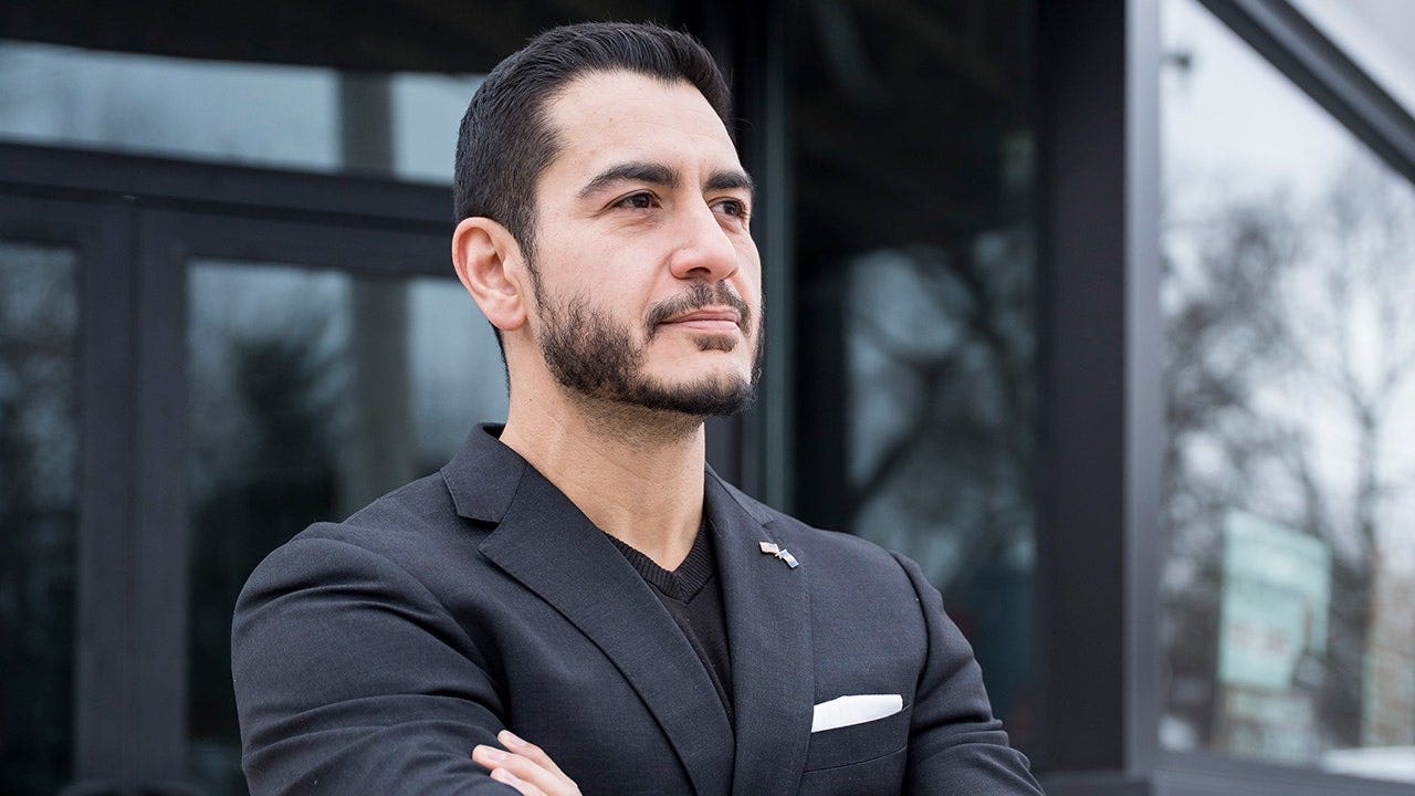Abdul El-Sayed scores Sen Tina Smith’s endorsement in Democratic primary that exposes party divide Abdul El-Sayed scores Sen Tina Smith’s endorsement in Democratic primary that exposes party divide