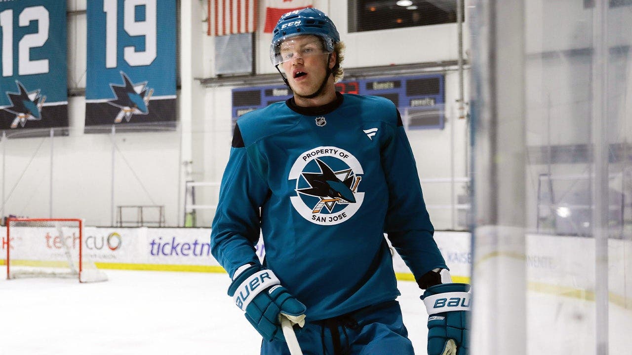 這位 NHL 歷史上最高的球員在他與聖何塞鯊魚隊的首秀中引起了轟動。