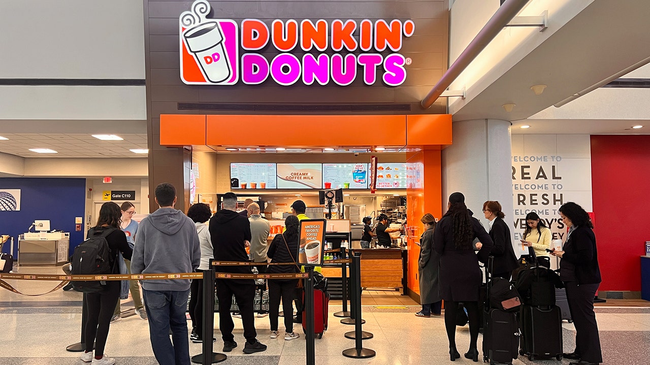 Dunkin 的限量版鷹馬克杯現已在 eBay 上售價 50 美元。