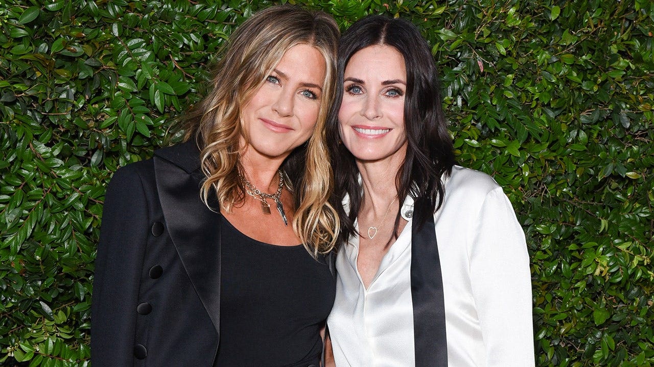 'Friends' stars Jennifer Aniston and Courteney Cox soak up the sun during Mallorca yacht getaway