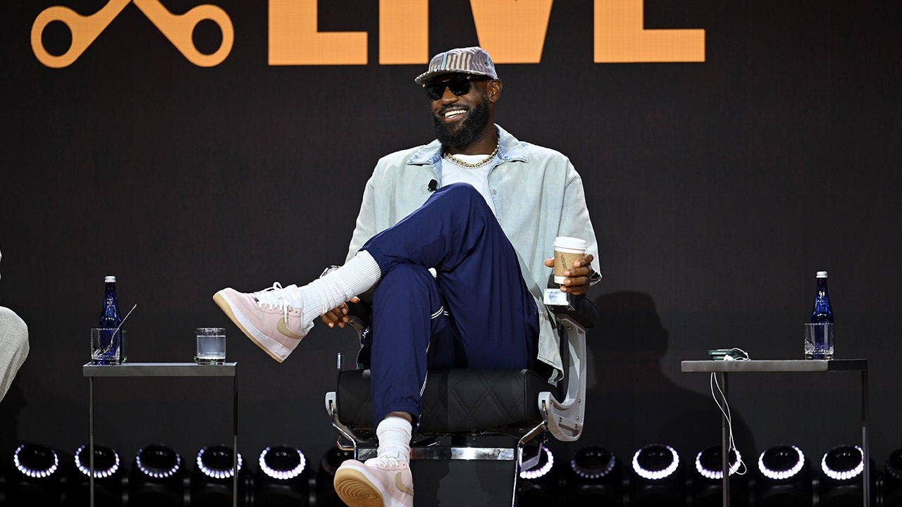 Fanatics Fest crowd goes crazy after LeBron James utters phrase often linked to team trying to sign him Fanatics Fest crowd goes crazy after LeBron James utters phrase often linked to team trying to sign him