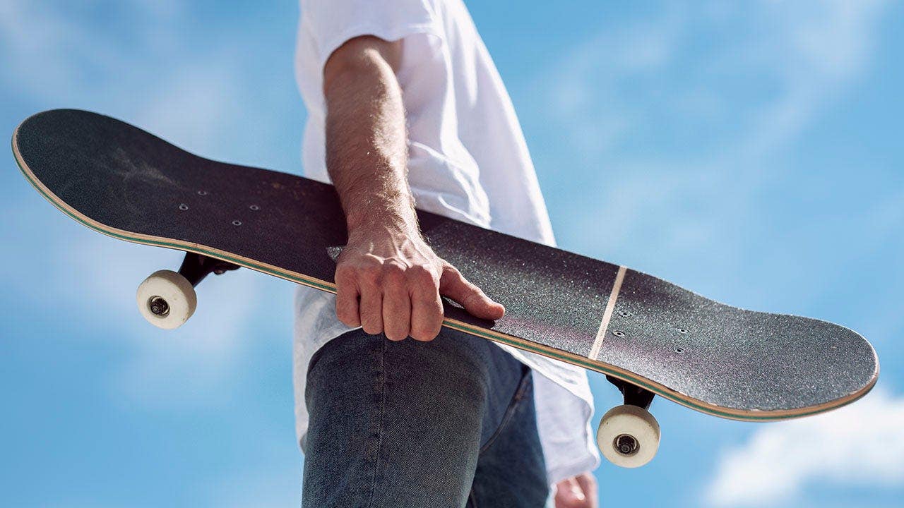 Crazy brawl over a parking spot in New York includes a vicious skateboard to the head Crazy brawl over a parking spot in New York includes a vicious skateboard to the head