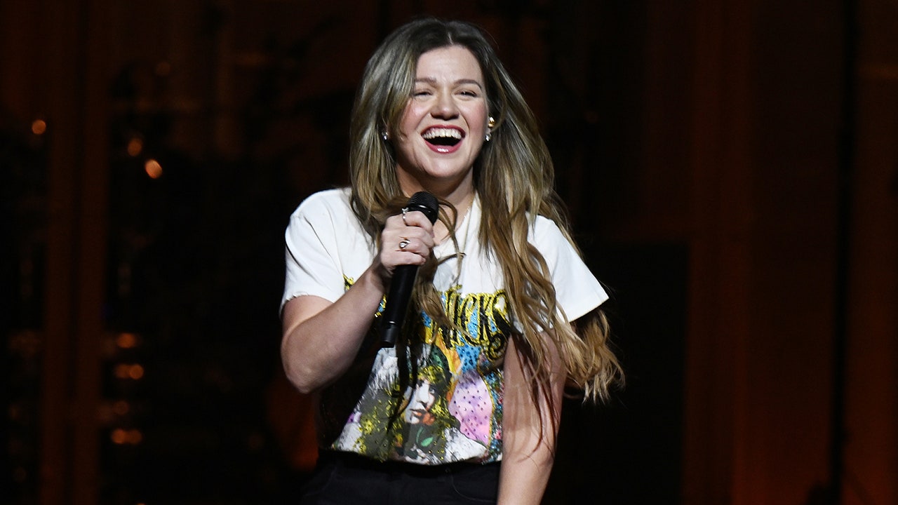 Kelly Clarkson narrowly avoids wardrobe malfunction at Las Vegas show Kelly Clarkson narrowly avoids wardrobe malfunction at Las Vegas show