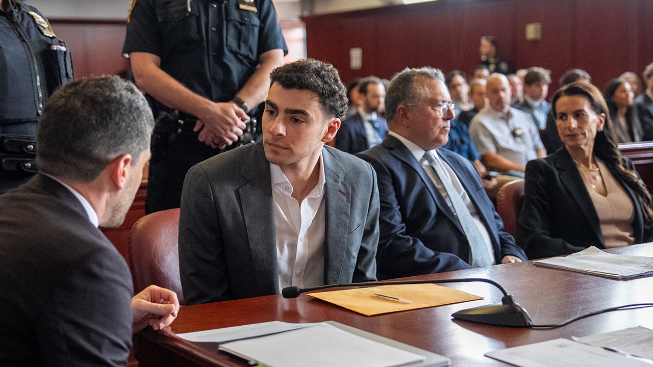 Luigi Mangione hearing set for Friday stirs plea deal speculation in his federal case