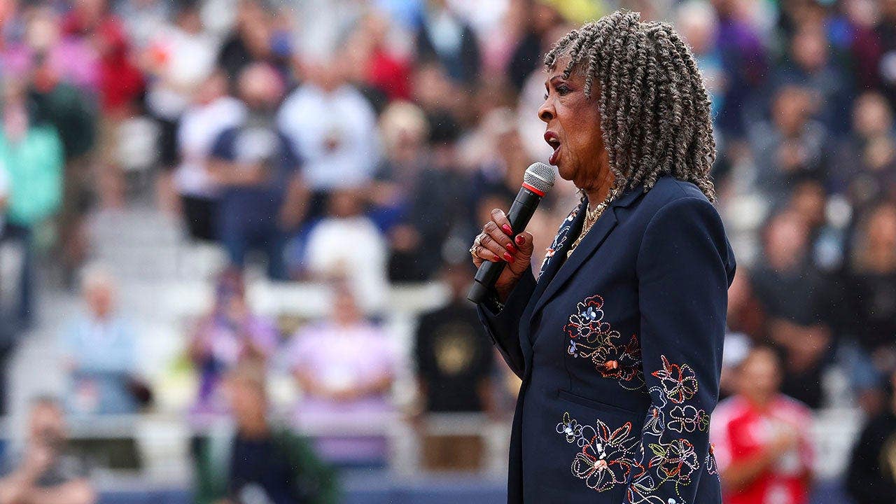 Women’s Pro Baseball League gets started with brutal national anthem rendition Women’s Pro Baseball League gets started with brutal national anthem rendition