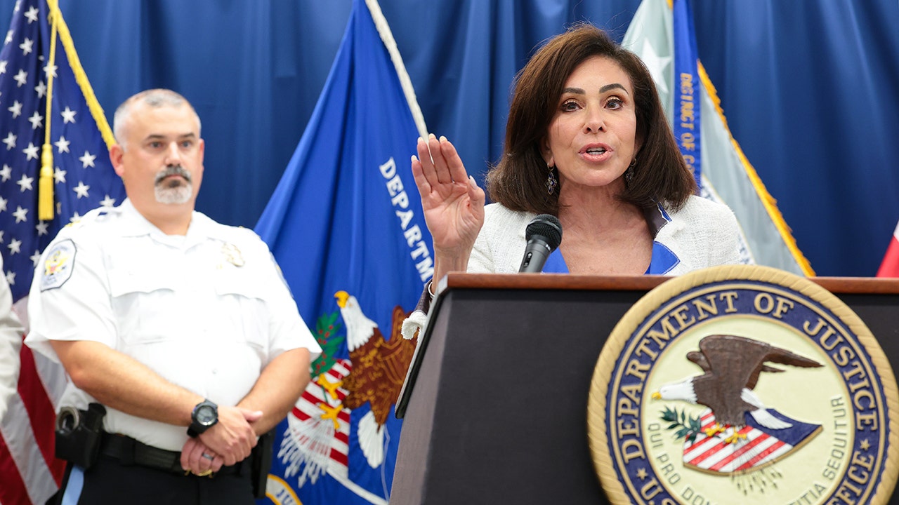Trump urges Jeanine Pirro to revisit dropped Lincoln Memorial Reflecting Pool vandalism case