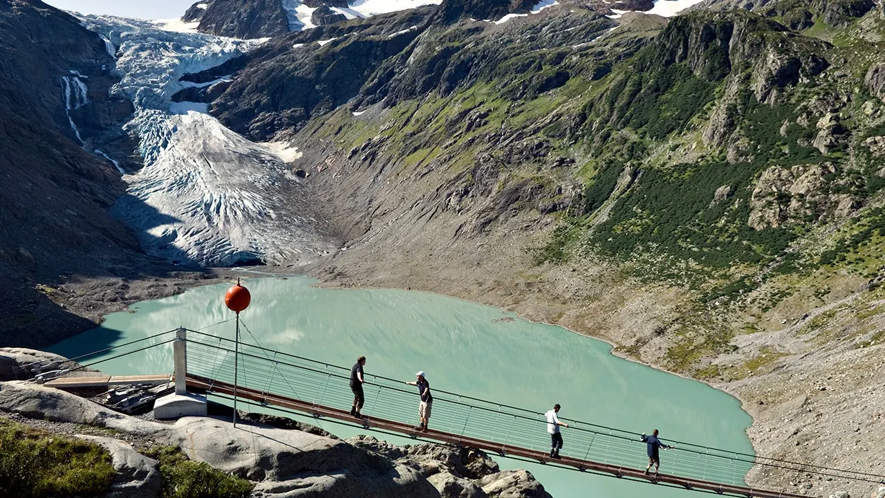 Bodies of 2 Belgian hikers missing since 1992 uncovered in melting Swiss glacier Bodies of 2 Belgian hikers missing since 1992 uncovered in melting Swiss glacier