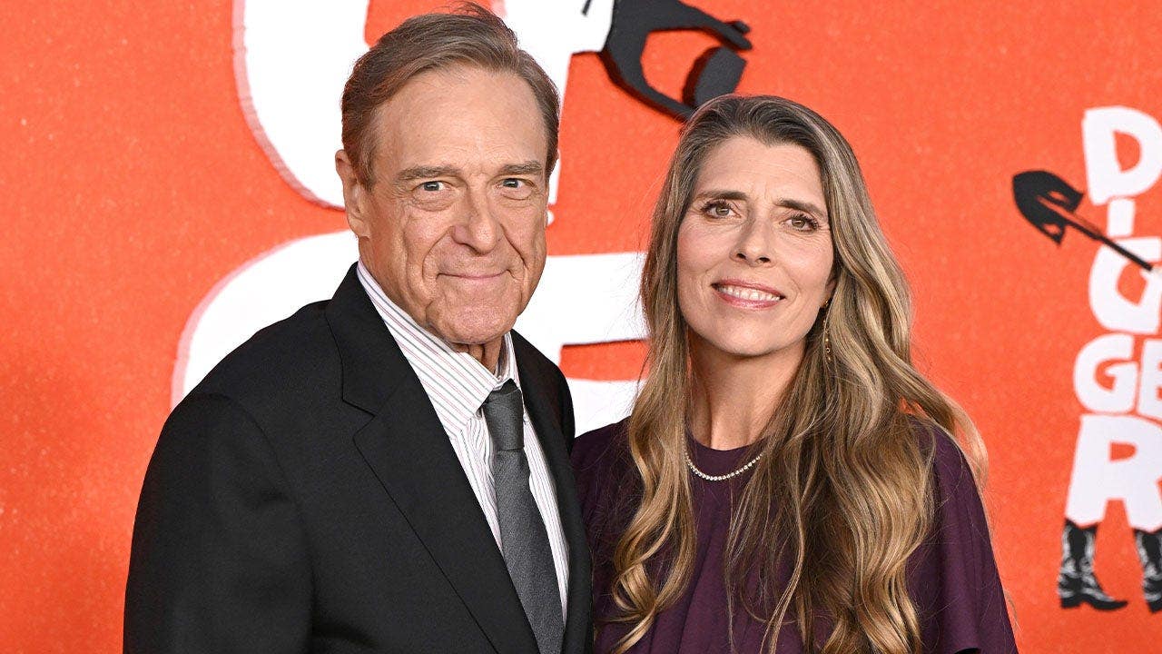 John Goodman and wife Anna Beth Goodman enjoy rare date night at ‘Digger’ premiere John Goodman and wife Anna Beth Goodman enjoy rare date night at ‘Digger’ premiere