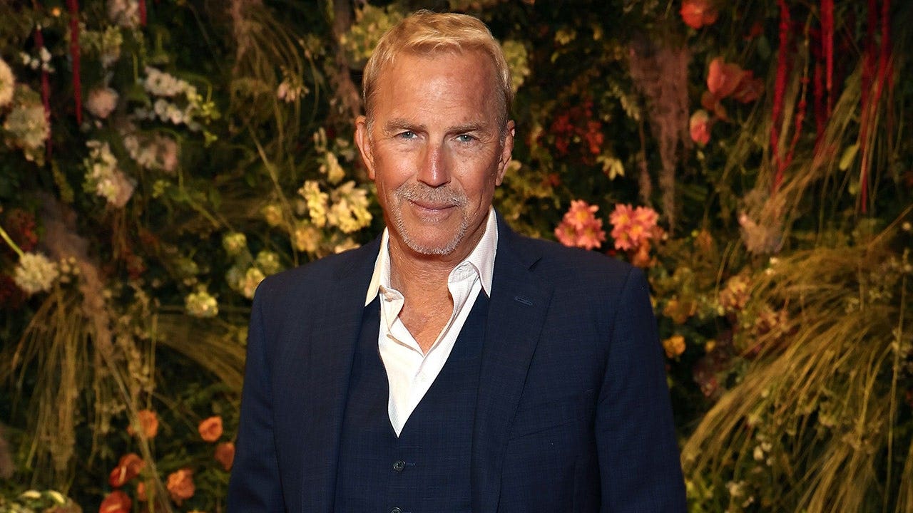 Kevin Costner sparks romance rumors with lifestyle coach in Santa Barbara Kevin Costner sparks romance rumors with lifestyle coach in Santa Barbara
