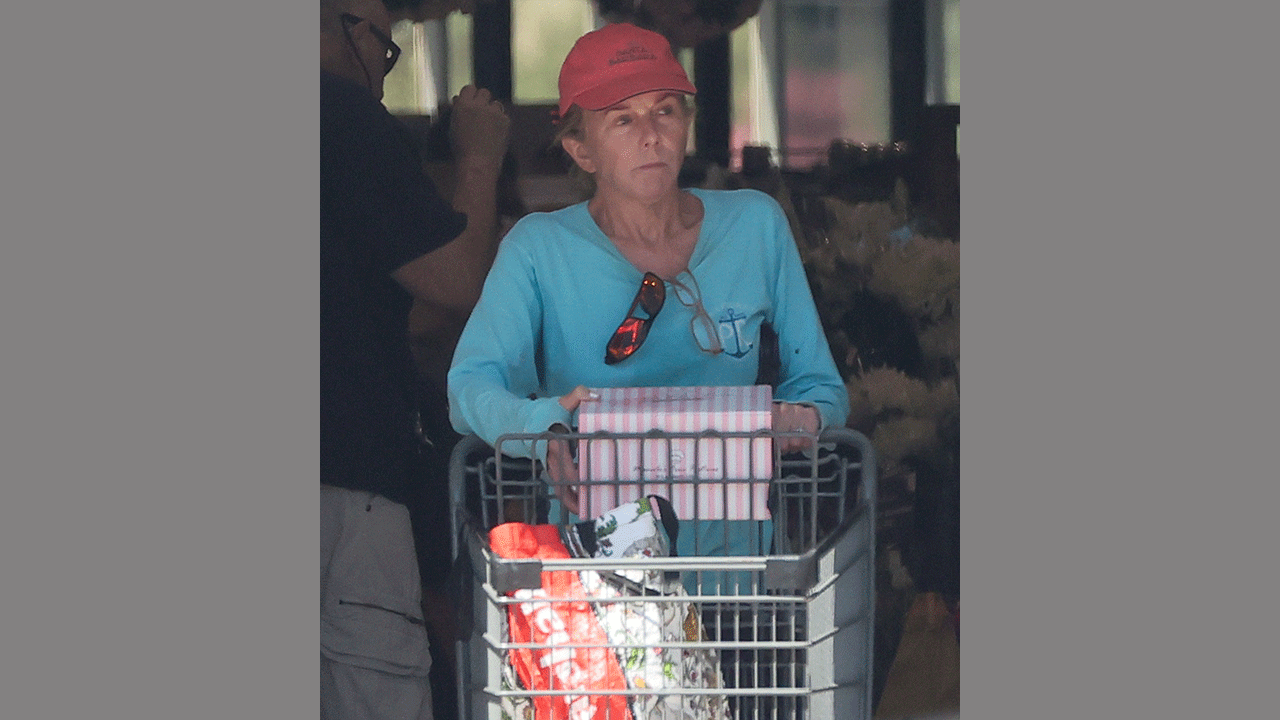 Linda Purl pushing a shopping cart outside of Gelson's
