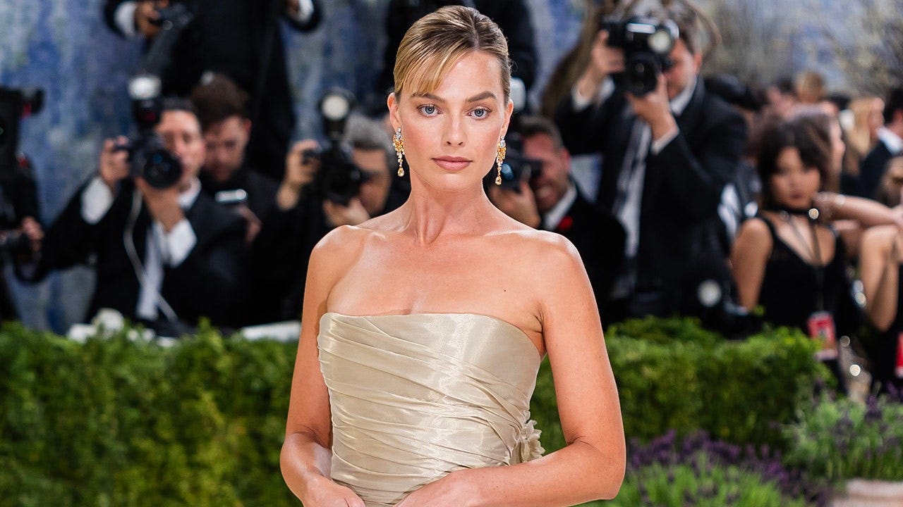 Margot Robbie turns heads in blue bikini on set of new 'Ocean's Eleven' prequel