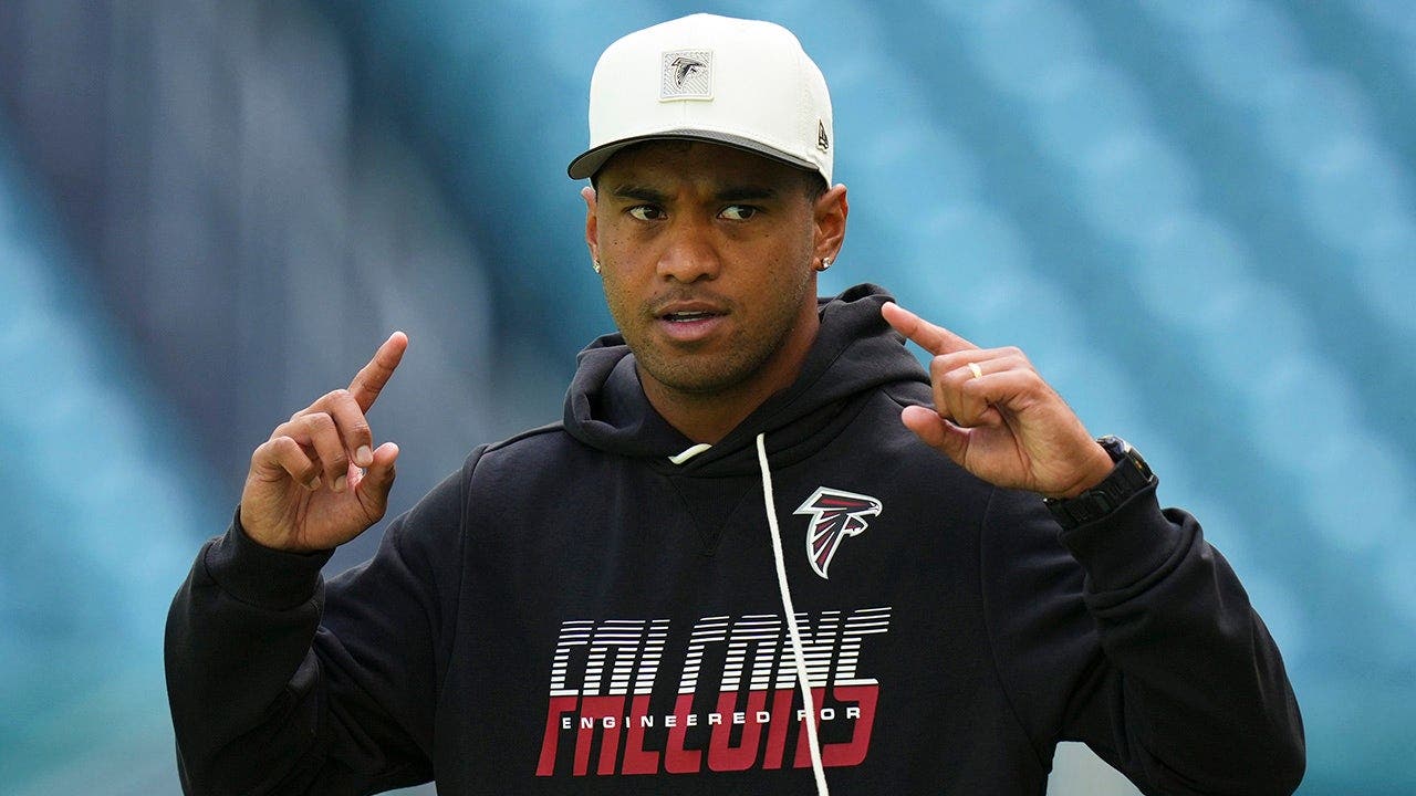 Falcons quarterback problems deepen as Tua Tagovailoa suffers oblique strain at practice Falcons quarterback problems deepen as Tua Tagovailoa suffers oblique strain at practice