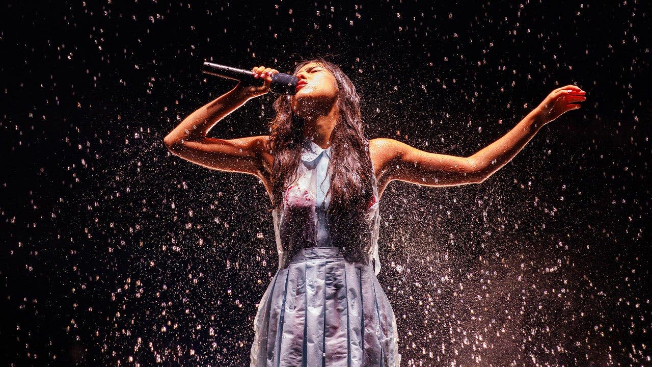 Olivia Rodrigo’s dress melts away during ‘The Cure’ on Unraveled Tour