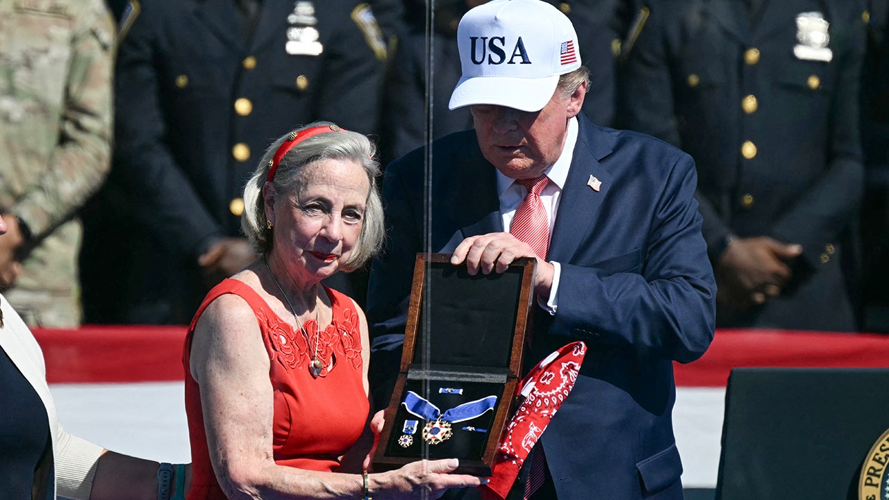 Trump posthumously awards Medal of Freedom to 9/11’s ‘man in red bandana’ Trump posthumously awards Medal of Freedom to 9/11’s ‘man in red bandana’