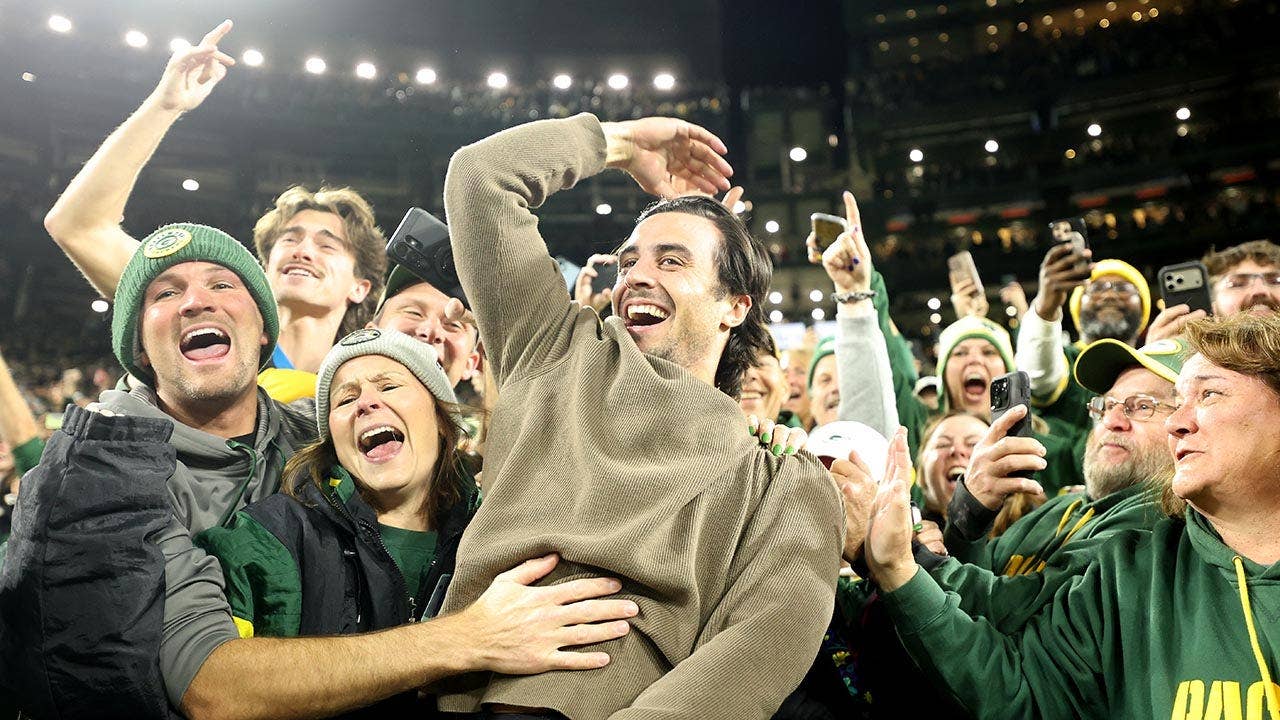 Brewers continue World Series celebration, raise Commissioner’s Trophy at Lambeau Field during Packers game Brewers continue World Series celebration, raise Commissioner’s Trophy at Lambeau Field during Packers game
