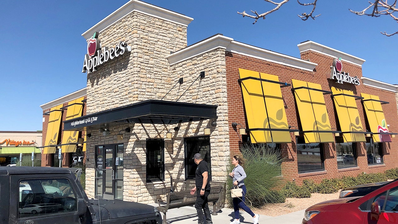 Applebee's customer pushes back on suggested tip after checking the math